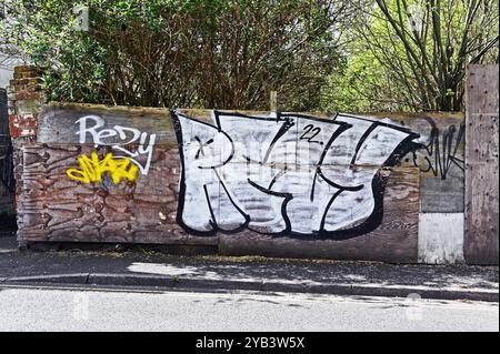 Graffiti sur clôture en bois. Bath Street, Walsall, West Midlands, Angleterre, Royaume-Uni, Europe. Banque D'Images