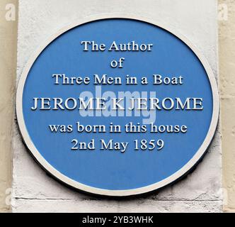 Plaque bleue. 'L'auteur de Thre Men in a Boat JEROME K JEROME est né dans cette maison le 2 mai 1859'. Belsize House, Bradford Street, Walsall. Banque D'Images