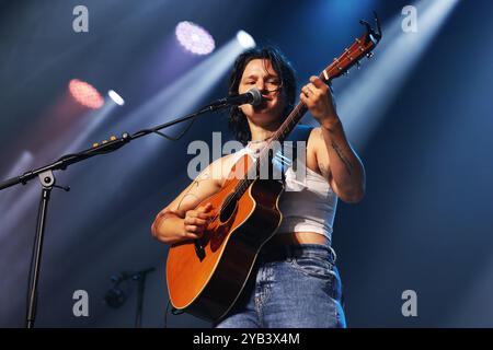 Le groupe américain Big Thief se produit au Sziget Festival à Budapest, en Hongrie, le 12 août 2024 Banque D'Images