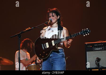 Le groupe américain Big Thief se produit au Sziget Festival à Budapest, en Hongrie, le 12 août 2024 Banque D'Images