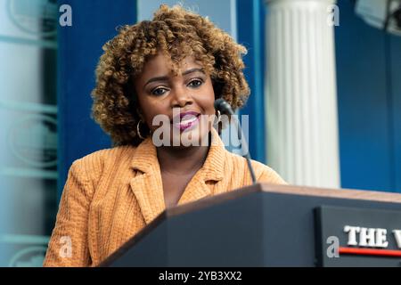 Washington, États-Unis. 16 octobre 2024. Karine Jean-Pierre, attachée de presse de la Maison Blanche, prend la parole lors d'un point de presse dans la salle de presse de la Maison Blanche à Washington. Crédit : SOPA images Limited/Alamy Live News Banque D'Images