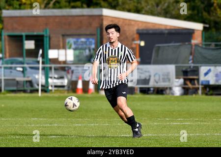 Pontardawe, pays de Galles. 5 octobre 2024. Alex Aldrich de Pontardawe Town en action lors du match du FAW amateur Trophy Round Two entre Pontardawe Town et Giants grave au Parc Ynysderw à Pontardawe, pays de Galles, Royaume-Uni le 5 octobre 2024. Crédit : Duncan Thomas/Majestic Media. Banque D'Images