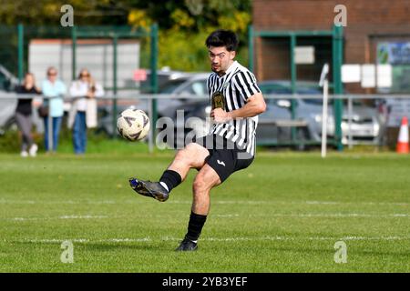 Pontardawe, pays de Galles. 5 octobre 2024. Alex Aldrich de Pontardawe Town en action lors du match du FAW amateur Trophy Round Two entre Pontardawe Town et Giants grave au Parc Ynysderw à Pontardawe, pays de Galles, Royaume-Uni le 5 octobre 2024. Crédit : Duncan Thomas/Majestic Media. Banque D'Images