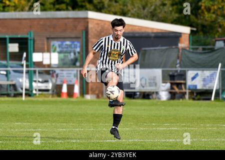 Pontardawe, pays de Galles. 5 octobre 2024. Alex Aldrich de Pontardawe Town contrôle le ballon lors du match de la deuxième manche du FAW amateur Trophy entre Pontardawe Town et Giants grave au Parc Ynysderw à Pontardawe, au pays de Galles, au Royaume-Uni, le 5 octobre 2024. Crédit : Duncan Thomas/Majestic Media. Banque D'Images