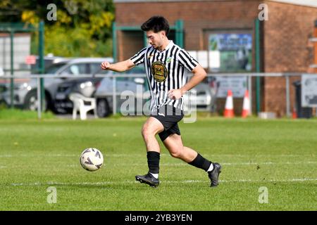 Pontardawe, pays de Galles. 5 octobre 2024. Alex Aldrich de Pontardawe Town en action lors du match du FAW amateur Trophy Round Two entre Pontardawe Town et Giants grave au Parc Ynysderw à Pontardawe, pays de Galles, Royaume-Uni le 5 octobre 2024. Crédit : Duncan Thomas/Majestic Media. Banque D'Images