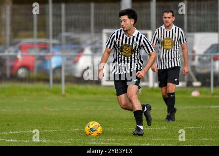 Pontardawe, pays de Galles. 5 octobre 2024. Alex Aldrich de Pontardawe Town en action lors du match du FAW amateur Trophy Round Two entre Pontardawe Town et Giants grave au Parc Ynysderw à Pontardawe, pays de Galles, Royaume-Uni le 5 octobre 2024. Crédit : Duncan Thomas/Majestic Media. Banque D'Images