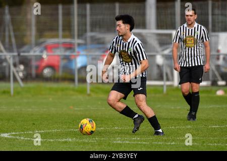 Pontardawe, pays de Galles. 5 octobre 2024. Alex Aldrich de Pontardawe Town sur le ballon lors du match de la deuxième manche du FAW amateur Trophy entre Pontardawe Town et Giants grave au Parc Ynysderw à Pontardawe, au pays de Galles, au Royaume-Uni, le 5 octobre 2024. Crédit : Duncan Thomas/Majestic Media. Banque D'Images