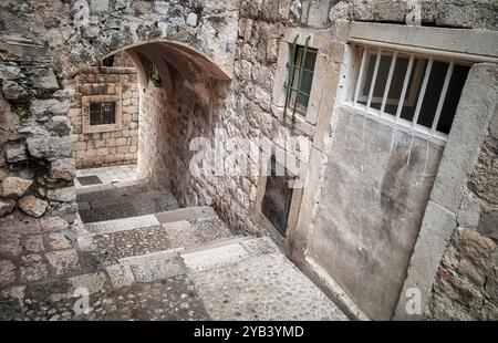 Rue étroite dans la vieille ville de Dubrovnik, Croatie. Banque D'Images