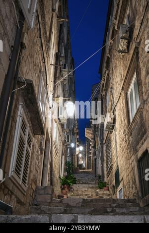 Une rue étroite et escarpée de la vieille ville de Dubrovnik la nuit, Croatie. Banque D'Images
