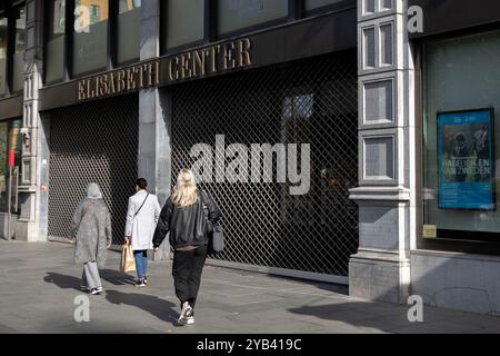 Anvers, Belgique. 16 octobre 2024. Personnes passant devant le bâtiment du Centre Elisabeth à Anvers, mercredi 16 octobre 2024. BELGA PHOTO WARD VANDAEL crédit : Belga News Agency/Alamy Live News Banque D'Images