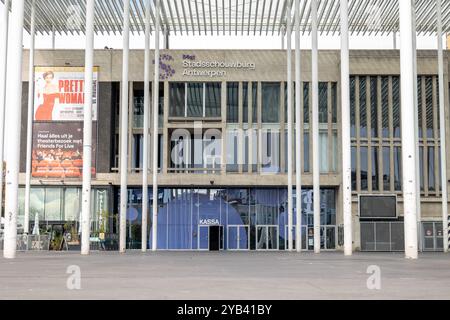 Anvers, Belgique. 16 octobre 2024. Vue extérieure du théâtre Stadsschouwburg à Anvers, mercredi 16 octobre 2024. BELGA PHOTO WARD VANDAEL crédit : Belga News Agency/Alamy Live News Banque D'Images