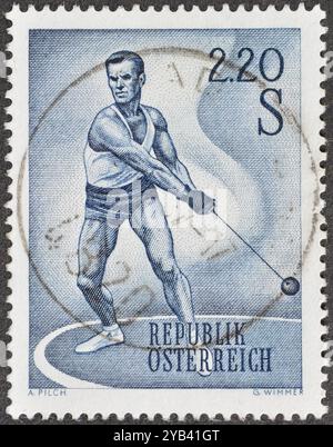 Timbre-poste oblitéré imprimé par l'Autriche, qui montre Hammer Thrower, vers 1967. Banque D'Images