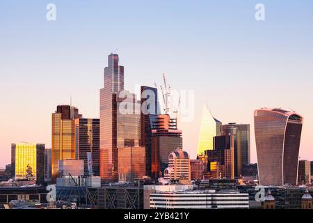 Vue surélevée sur les gratte-ciel du quartier financier de Londres au coucher du soleil Banque D'Images