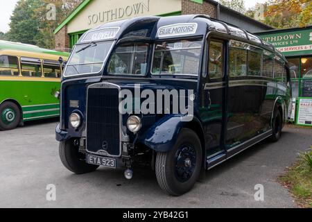 Véhicule vintage au musée Amberly Chalk Pit. Blue Motors Leyland Cheetah bus de 1939 debout devant un dépôt de bus. Superbement restauré. Banque D'Images