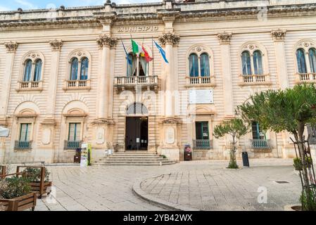 Scicli, Sicile, Italie - 4 octobre 2024 : le bâtiment de la mairie dans le centre de Scicli, ville baroque dans la province de Raguse. Banque D'Images