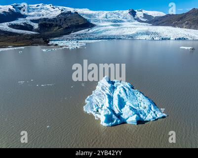 Vue aérienne sur le lac glaciaire Fjallsárlón, glacier Fjallsjökull, une partie du glacier Vatnajökull, Islande Banque D'Images