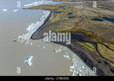 Vue aérienne sur le lac glaciaire Fjallsárlón, glacier Fjallsjökull, une partie du glacier Vatnajökull, Islande Banque D'Images