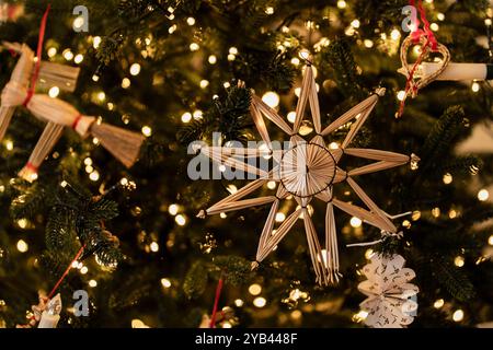 Décorations de sapin de Noël en paille faites à la main. Traditions de Noël, Ukraine, Banque D'Images