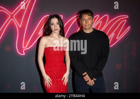 New York, États-Unis. 15 octobre 2024. Mikey Madison et Sean Baker assistent à la première d'Anora à New York au Regal Times Square à New York, États-Unis, le 15 octobre 2024. (Photo de Thenews2/NurPhoto) crédit : NurPhoto SRL/Alamy Live News Banque D'Images