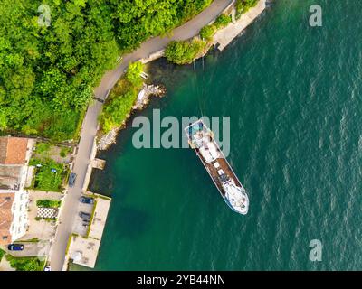 Un vieux bateau de pêche garé près du remblai d'un petit village Banque D'Images