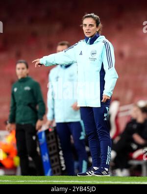 Renee Slegers, l'entraîneur intérimaire d'Arsenal, est sur la ligne de touche lors du match du groupe C de l'UEFA Women's Champions League, à l'Emirates Stadium, à Londres. Date de la photo : mercredi 16 octobre 2024. Banque D'Images