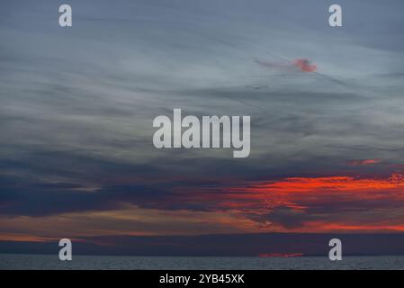 Coucher de soleil après la tempête, ciel nuageux avec des reflets rouges et oranges, côte toscane, San Vincenzo, Livourne, Italie Banque D'Images