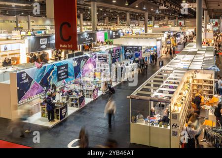 Francfort-sur-le-main, Allemagne. 16 octobre 2024. 76e Foire du livre de Francfort / Frankfurter Buchmesse 2024 : vue sur le hall d'exposition 3,0. Crédit : Christian Lademann/LademannMedia/Alamy Live News Banque D'Images