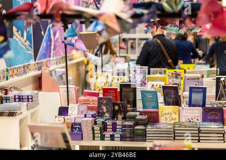 Francfort-sur-le-main, Allemagne. 16 octobre 2024. 76e Foire du livre de Francfort / Frankfurter Buchmesse 2024 : stand décoré de style origami de l'éditeur EMF. Crédit : Christian Lademann/LademannMedia/Alamy Live News Banque D'Images