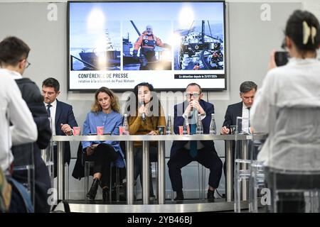 Jean Tamalet (à gauche), l’auteure française Lamya Essemlali (à gauche), l’avocat franco-britannique William Julie (2R) et l’avocat français Emmanuel Jez tiennent une conférence de presse sur la détention de Paul Watson, à Paris le 16 octobre 2024. Photo de Firas Abdullah/ABACAPRESS. COM Credit : Abaca Press/Alamy Live News Banque D'Images