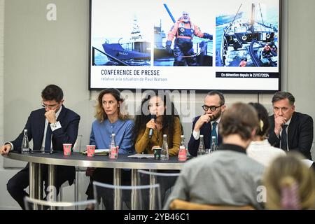 Jean Tamalet (à gauche), l’auteure française Lamya Essemlali (à gauche), l’avocat franco-britannique William Julie (2R) et l’avocat français Emmanuel Jez tiennent une conférence de presse sur la détention de Paul Watson, à Paris le 16 octobre 2024. Photo de Firas Abdullah/ABACAPRESS. COM Credit : Abaca Press/Alamy Live News Banque D'Images