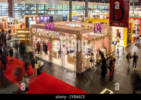 Francfort-sur-le-main, Allemagne. 16 octobre 2024. 76e Foire du livre de Francfort / Frankfurter Buchmesse 2024 : vue dans le hall d'exposition 3,0 avec le stand de l'éditeur LYX et d'autres. Crédit : Christian Lademann/LademannMedia/Alamy Live News Banque D'Images