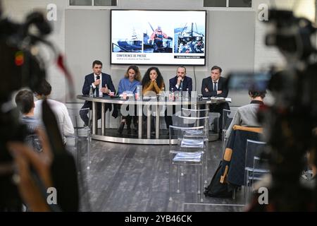 Jean Tamalet (à gauche), l’auteure française Lamya Essemlali (à gauche), l’avocat franco-britannique William Julie (2R) et l’avocat français Emmanuel Jez tiennent une conférence de presse sur la détention de Paul Watson, à Paris le 16 octobre 2024. Photo de Firas Abdullah/ABACAPRESS. COM Credit : Abaca Press/Alamy Live News Banque D'Images