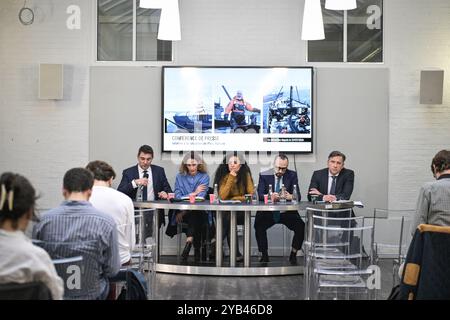 Jean Tamalet (à gauche), l’auteure française Lamya Essemlali (à gauche), l’avocat franco-britannique William Julie (2R) et l’avocat français Emmanuel Jez tiennent une conférence de presse sur la détention de Paul Watson, à Paris le 16 octobre 2024. Photo de Firas Abdullah/ABACAPRESS. COM Credit : Abaca Press/Alamy Live News Banque D'Images