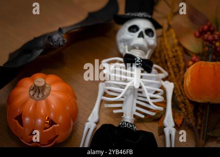 Beau fond d'Halloween citrouille, chauve-souris et squelette avec chapeau et noeud papillon Banque D'Images