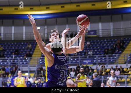 #34 Maximiliam Ladurner (Reale Mutua basket Torino) et #31 Andrea Calzavara (Valtur Brindisi) lors du Reale Mutua Torino vs Valtur Brindisi, match italien de basket-ball Serie A2 hommes à Turin, Italie, le 16 octobre 2024 Banque D'Images