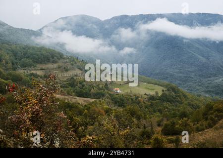 Brouillard matinal et nuages sur le paysage rural, Foca, Bosnie-Herzégovine Banque D'Images