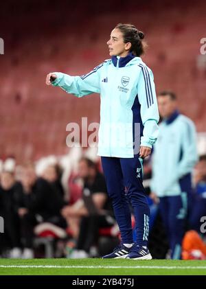 Renee Slegers, l'entraîneur intérimaire d'Arsenal, est sur la ligne de touche lors du match du groupe C de l'UEFA Women's Champions League, à l'Emirates Stadium, à Londres. Date de la photo : mercredi 16 octobre 2024. Banque D'Images