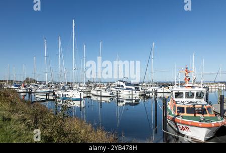 Le port de plaisance Gelting-mole peut accueillir 450 yachts. Il est situé à l'extrémité sud de la baie de Geltinger, encastré dans un magnifique paysage. Banque D'Images