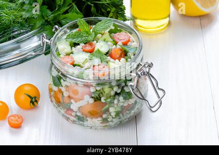 Salade de taboulé cuisine traditionnelle nationale moyen-Orient. Nourriture végétarienne saine. Dîner familial musulman, Ramadan, iftar. Cuisine arabe. vue latérale. Banque D'Images