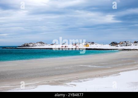 Plage de Ramberg ou Rambergstranda en hiver sur les îles Lofoten, Norvège. Paysage d'hiver avec plage de sable du nord et eaux claires de la mer norvégienne Banque D'Images