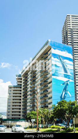 Oahu, Hawaii, États-Unis - 26 février 2024 : le jour de la Terre Hawaii numéro mural 64 par Robert Wyland est bien en vue sur le côté du Royal Aloha Condo Banque D'Images