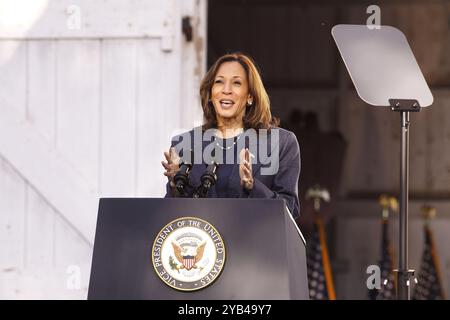 Washington Crossing, États-Unis. 16 octobre 2024. Kamala Harris, candidate démocrate à la présidence et vice-présidente, s'adresse principalement à un public de dirigeants républicains lors d'un événement de campagne au Washington Crossing Historic Park le mercredi 16 octobre 2024 à Washington Crossing, en Pennsylvanie. Photo : Matt Bishop/imageSPACE crédit : Imagespace/Alamy Live News Banque D'Images