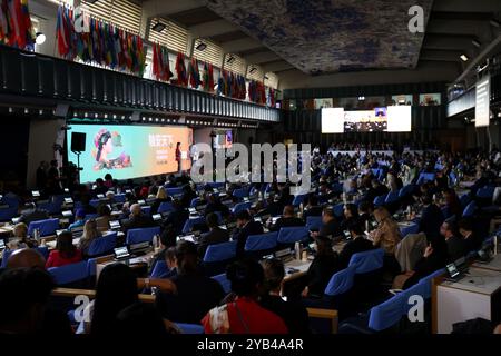 Rome, Italie. 16 octobre 2024. Une cérémonie est organisée par l'Organisation des Nations Unies pour l'alimentation et l'agriculture (FAO) pour marquer la Journée mondiale de l'alimentation à Rome, Italie, le 16 octobre 2024. L'Institut de protection des végétaux de l'Académie chinoise des sciences agricoles (IPPCAAS) a reçu mercredi le Prix d'excellence de l'Organisation des Nations Unies pour l'alimentation et l'agriculture (FAO) lors de la cérémonie organisée par la FAO pour marquer la Journée mondiale de l'alimentation à Rome. Crédit : Li Jing/Xinhua/Alamy Live News Banque D'Images