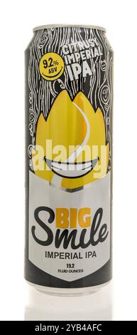 Winneconne, WI - 15 octobre 2024 : une canette de bière IPA impériale Big Smile Citrusy sur un fond isolé. Banque D'Images