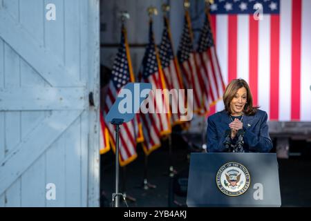 Washington Crossing, États-Unis. 16 octobre 2024. Kamala Harris, vice-présidente démocrate nommée à la présidence, prend la parole lors d'un arrêt au Washington Crossing Historic Park en Pennsylvanie le mercredi 16 octobre 2024. Photo de David Muse/UPI crédit : UPI/Alamy Live News Banque D'Images