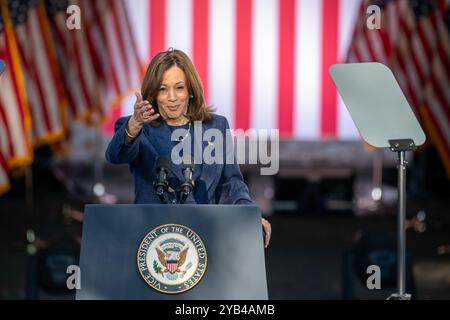 Washington Crossing, États-Unis. 16 octobre 2024. Kamala Harris, vice-présidente démocrate nommée à la présidence, prend la parole lors d'un arrêt au Washington Crossing Historic Park en Pennsylvanie le mercredi 16 octobre 2024. Photo de David Muse/UPI crédit : UPI/Alamy Live News Banque D'Images