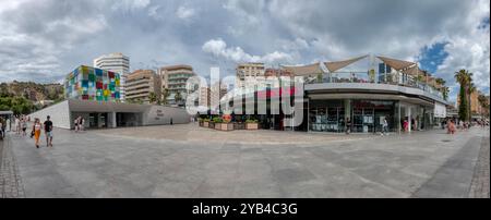 Malaga, Espagne-8 juin 2024 : le Centre Pompidou Málaga, et le Hard Rock Cafe situé dans la ville espagnole de Malaga. Banque D'Images