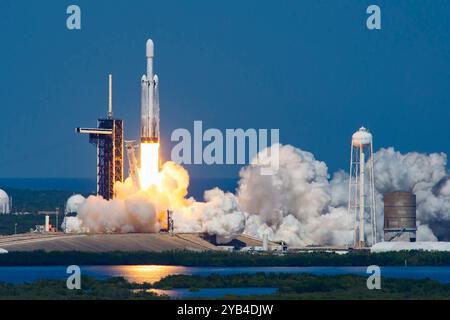 KSC, Floride, États-Unis. 14 octobre 2024. Une fusée SpaceX Falcon Heavy transportant le vaisseau spatial Europa Clipper de la NASA décolle du complexe de lancement 39A du Kennedy Space Center de la NASA en Floride à 12h06 HAE lundi. Après son lancement, le vaisseau spatial prévoit de voler par mars en février 2025, puis de revenir par la Terre en décembre 2026, en utilisant la gravité de chaque planète pour augmenter son élan. Avec l'aide de ces « aides à la gravité », Europa Clipper atteindra la vitesse nécessaire pour atteindre Jupiter en avril 2030. (Crédit image : © SpaceX/ZUMA Press Wire) USAGE ÉDITORIAL SEULEMENT! Non destiné à UN USAGE commercial ! Banque D'Images