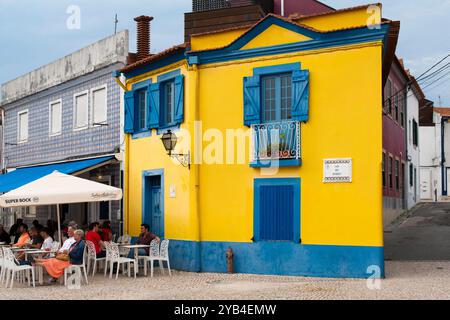 Bar et maison colorée près d'un canal à Aveiro, Portugal Banque D'Images