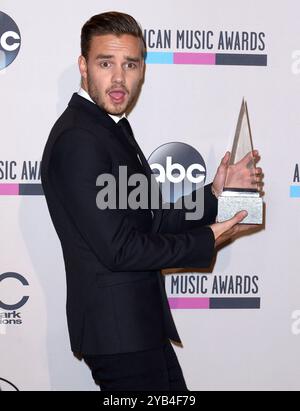 Los Angeles, États-Unis. 16 octobre 2024. Liam Payne, chanteur One Direction, 31 ans, a été retrouvé mort après être tombé du troisième étage de l'hôtel à Buenos Aires, Argentine, le 16 octobre 2024.---------------------------------------------------------- 24 novembre 2013 Los Angeles, CA. Liam Payne de 'One Direction' 2013 American Music Awards - salle de presse au Nokia Theatre L.A. Live © LuMarPhoto/AFF-USA. Crédit COM : AFF/Alamy Live News Banque D'Images